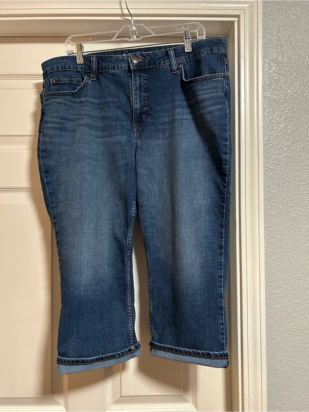 Lee women’s medium Blue Denim capri jeans